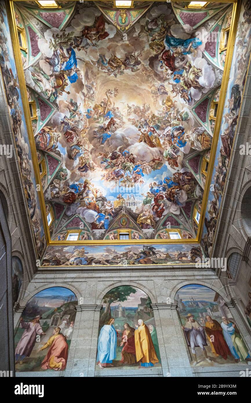 San Lorenzo de El Escorial, Madrid, Spanien. Das Kloster von El Escorial. Die Decke der Escalera Principal oder Haupttreppe. Die thr Stockfoto