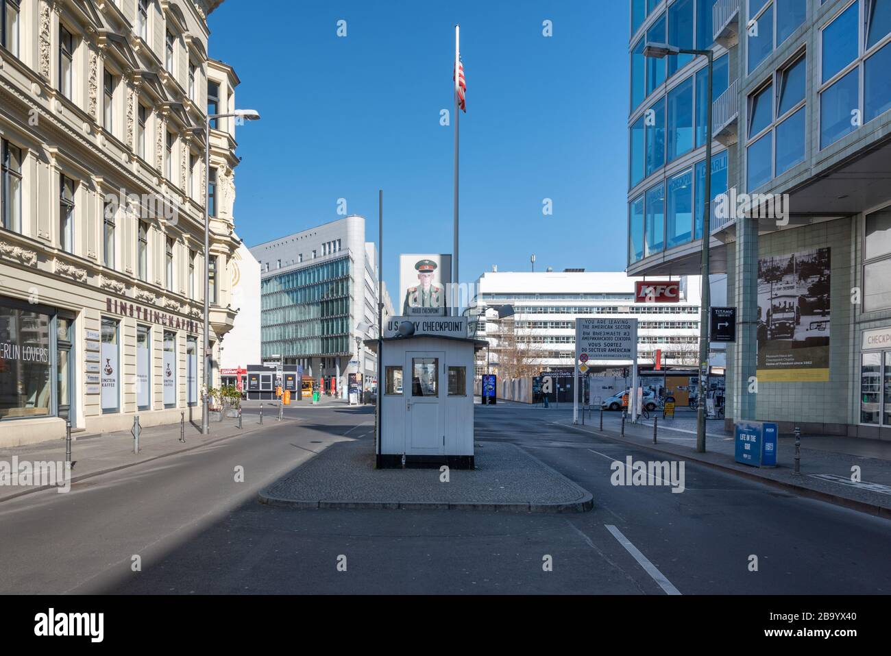 Checkpoint Charlie, eine der wichtigsten Touristenattraktionen Berlins, desertierte während des Lockdowns in der Coronakrise Stockfoto