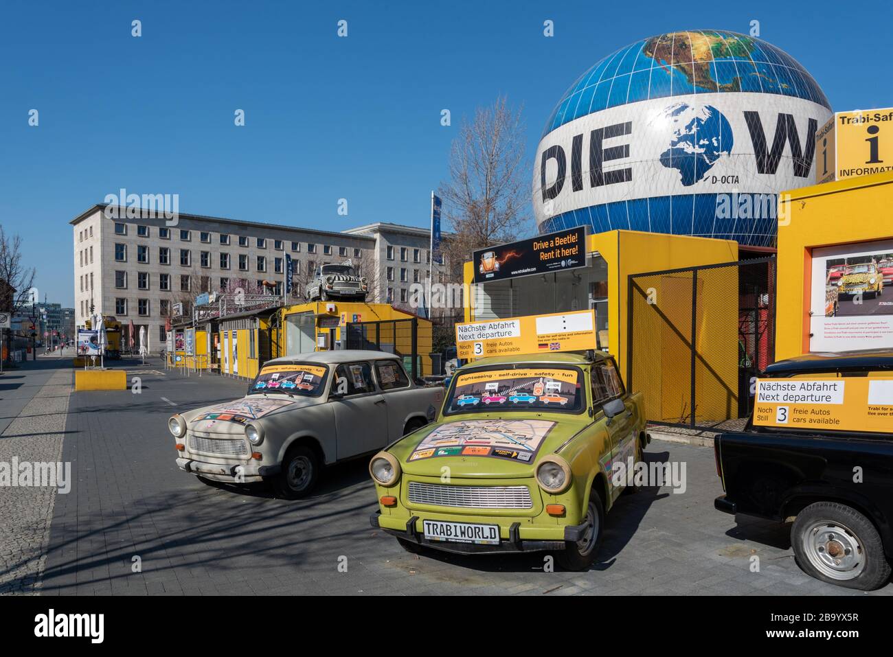 "Trabiworld"-Trabantwagen mieten Touristenattraktion in Berlin geschlossen während Coronavirus-Sperre Stockfoto
