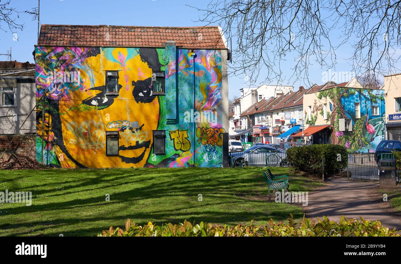 Mina Road Park in Bristol UK mit Wandbild einer Frau, die auf einem angrenzenden Haus gemalt ist Stockfoto