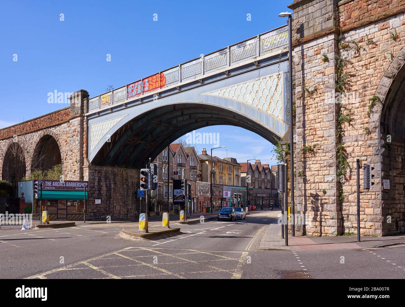 Die Eisenbahnbrücke Arches, die die Severn Beach Line über die Gloucester Road in Bristol UK führt Stockfoto