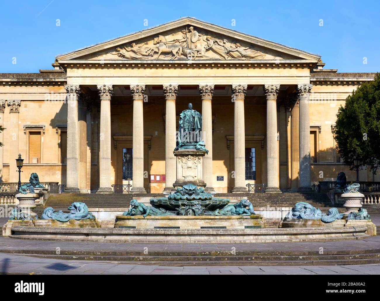 Die Victoria-Zimmer in Clifton Bristol mit Blick auf den Springbrunnen und die Statue von Edward VII., die jetzt die University of Bristol School of Music beherbergt Stockfoto
