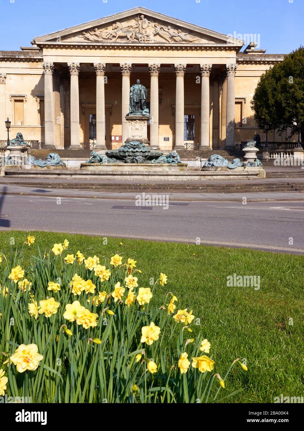 Die Victoria-Zimmer in Clifton Bristol mit Blick auf den Springbrunnen und die Statue von Edward VII., die jetzt die University of Bristol School of Music beherbergt Stockfoto