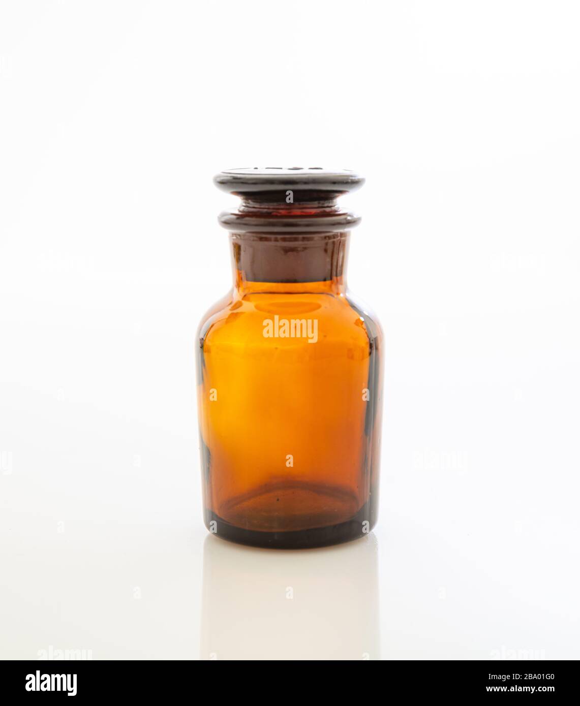 Pharmazie, Medizinkonzept. Braune Glasflasche mit vor weißem Hintergrund isoliertem Stopper. Öl, Kosmetik, Parfüm, Arzneimittellbehälter Moc Stockfoto