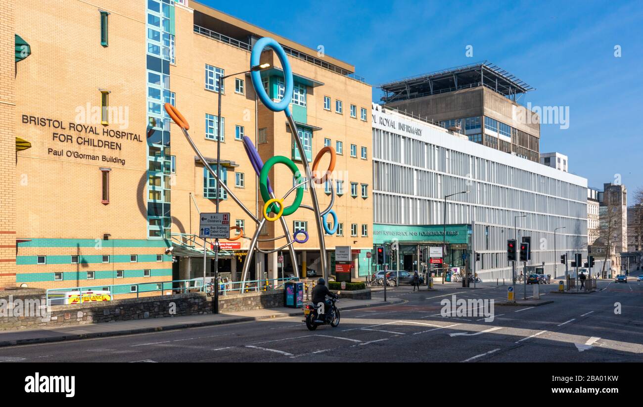 Bristol Royal Hospital for Children und Lollipop Be-Bop-Skulptur neben Bristol Royal Infirmary im Stadtzentrum Stockfoto