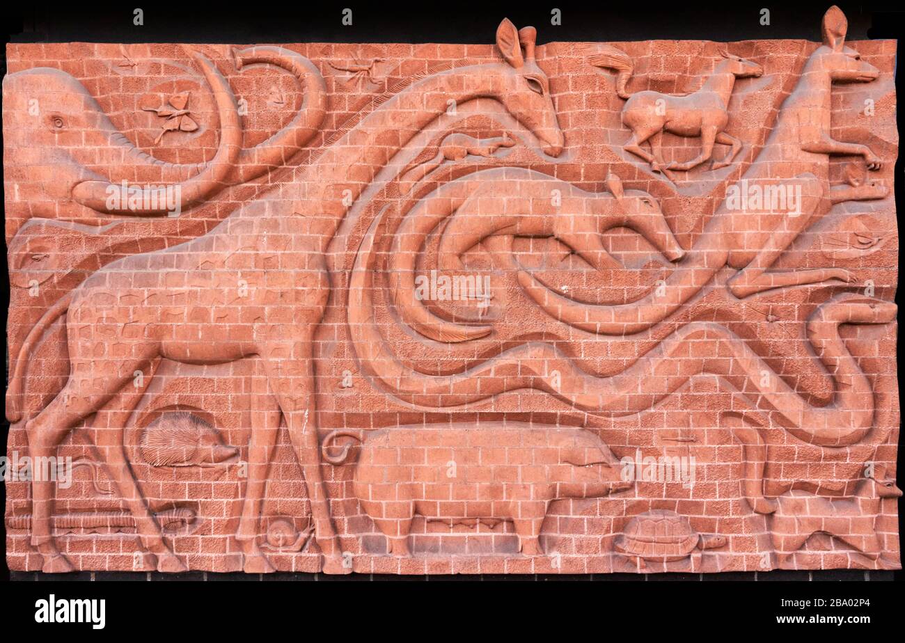 Skulptierte Ziegelplatte am Eingang zum Bristol Eye Hospital eine der Serien, die von Walter Ritchie, dem ehemaligen Studenten von Eric Gill, erstellt wurden Stockfoto