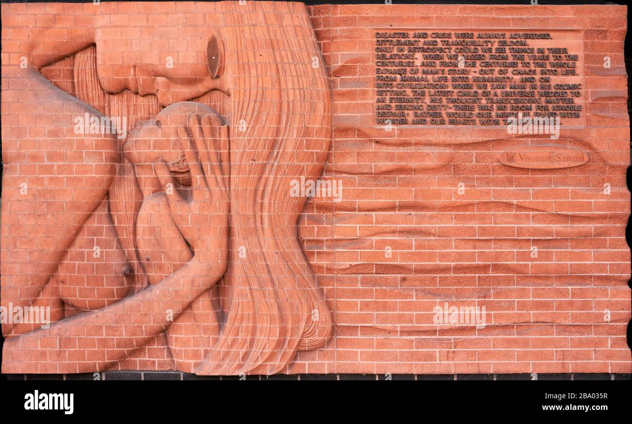 Skulptierte Ziegelplatte am Eingang zum Bristol Eye Hospital eine der Serien, die von Walter Ritchie, dem ehemaligen Studenten von Eric Gill, erstellt wurden Stockfoto