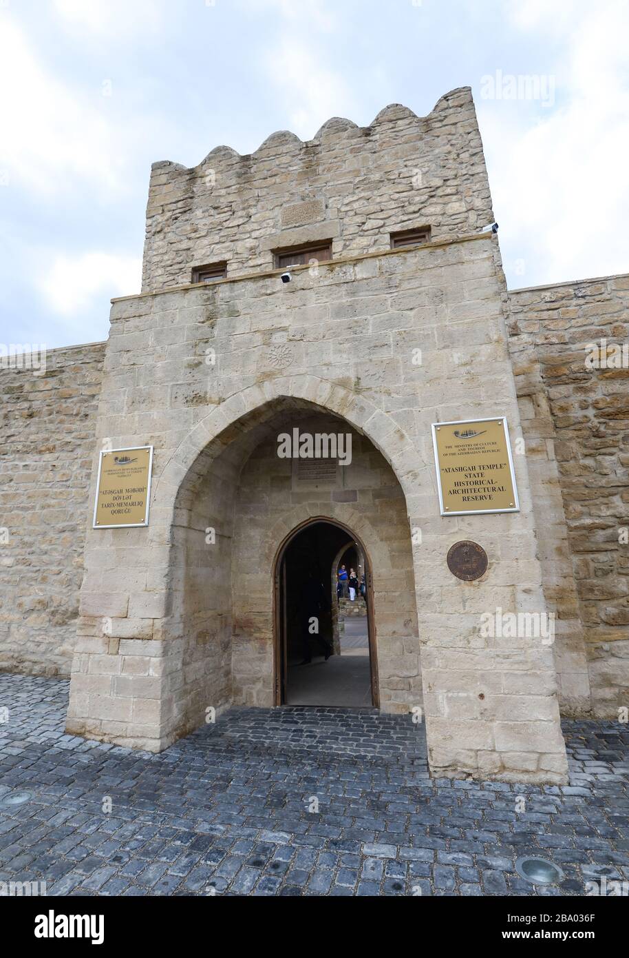 Eingangstor des Ateshgah-Tempels staatliches historisches Architekturreservat, in dem Zoroastrianismus und hinduismus praktiziert wurden. Feuertempel in Aserbaidschan. Stockfoto