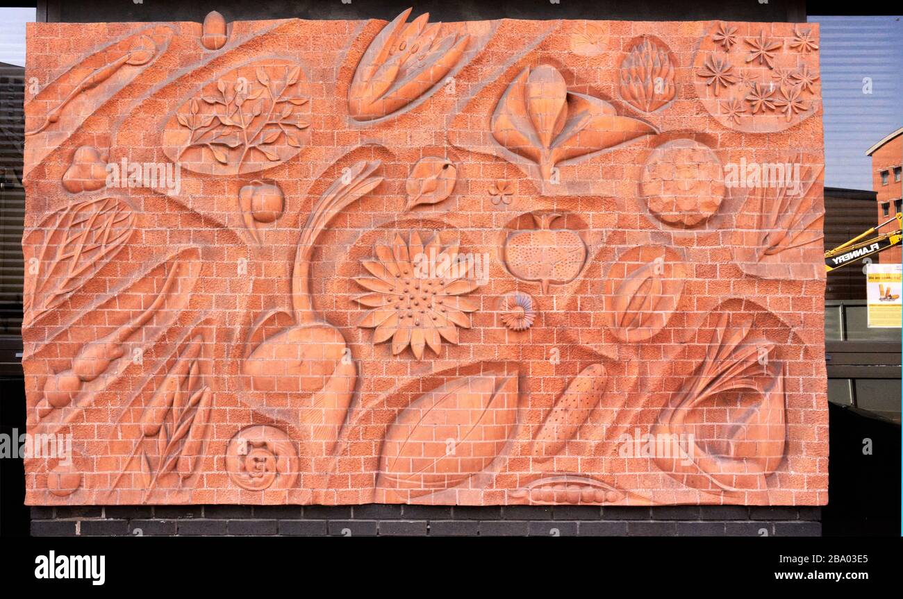 Skulptierte Ziegelplatte am Eingang zum Bristol Eye Hospital eine der Serien, die von Walter Ritchie, dem ehemaligen Studenten von Eric Gill, erstellt wurden Stockfoto