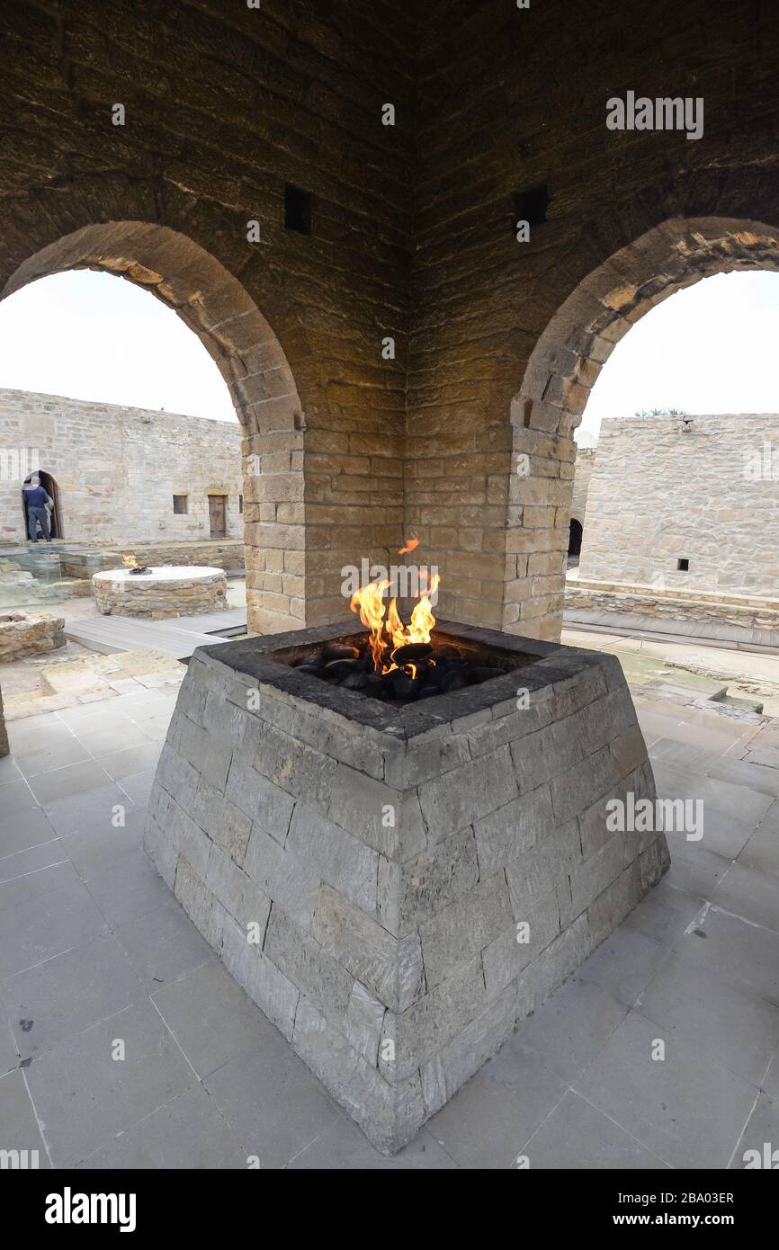 Innenansicht des Zentraltempels im Atashgah-Tempelstaat bei Baku, Aserbaidschan. Feuertempel von Baku zeigt eine Flamme für Zoroastrier. Stockfoto