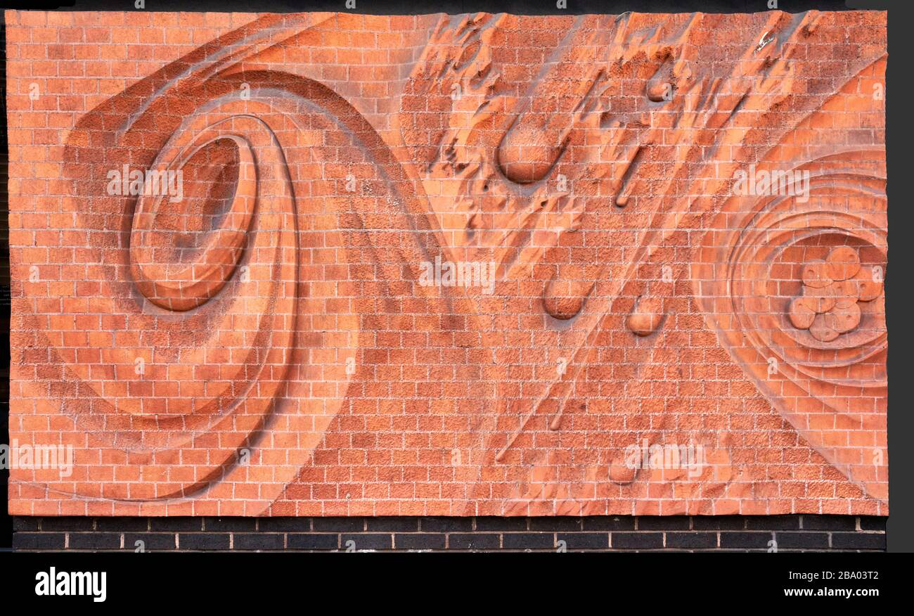Skulptierte Ziegelplatte am Eingang zum Bristol Eye Hospital eine der Serien, die von Walter Ritchie, dem ehemaligen Studenten von Eric Gill, erstellt wurden Stockfoto