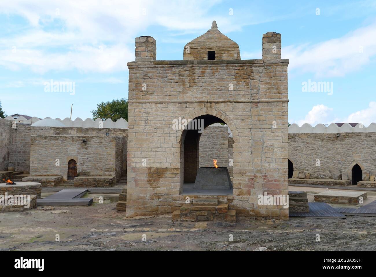 Zentraltempel am Atashgah-Tempel staatliches historisches Architekturreservat in der Nähe von Baku, Aserbaidschan. Feuertempel von Baku zeigt eine Flamme für Zoroastrier. Stockfoto