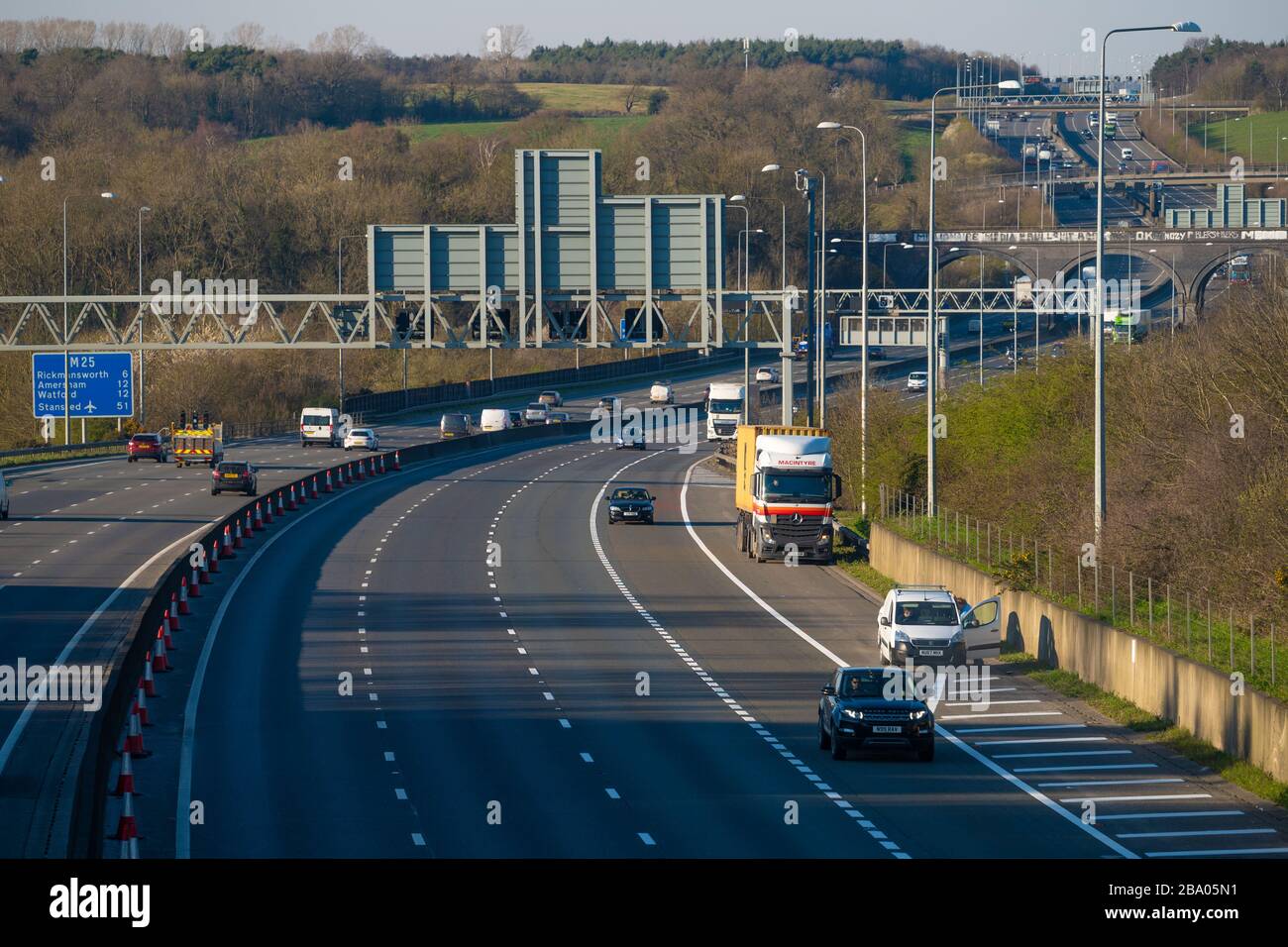 London, Großbritannien. Mittwoch, 25. März 2020. Eine sehr ruhige Autobahn M25 in der Hauptverkehrszeit, nachdem die Menschen angehalten wurden, zu Hause zu bleiben. Foto: Roger Garfield/Alamy Live News Stockfoto