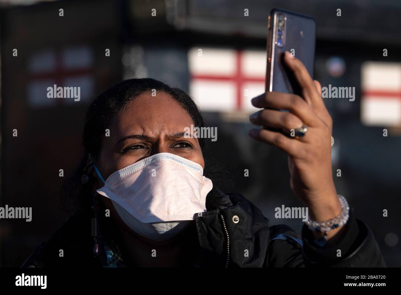 Eine Frau, die auf der Westminster Bridge, London, eine Gesichtsmaske trägt, nachdem Premierminister Boris Johnson die Entscheidung getroffen hatte, Großbritannien in einen Lockdown zu bringen, um die Ausbreitung des Coronavirus einzudämmen. Stockfoto