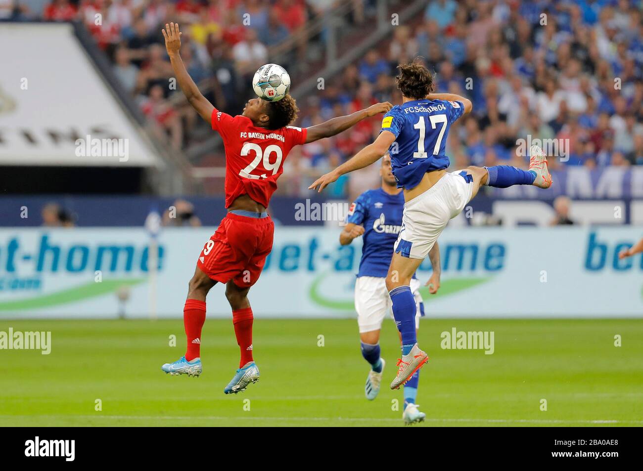 Schalke, Veltins-Arena, 24.08.19: Kingsley Coman (FC Bayern München, Links) im Kopfballduell mit Benjamin Stambouli (FC Schalke 04) im Spiel der 1. Bu Stockfoto