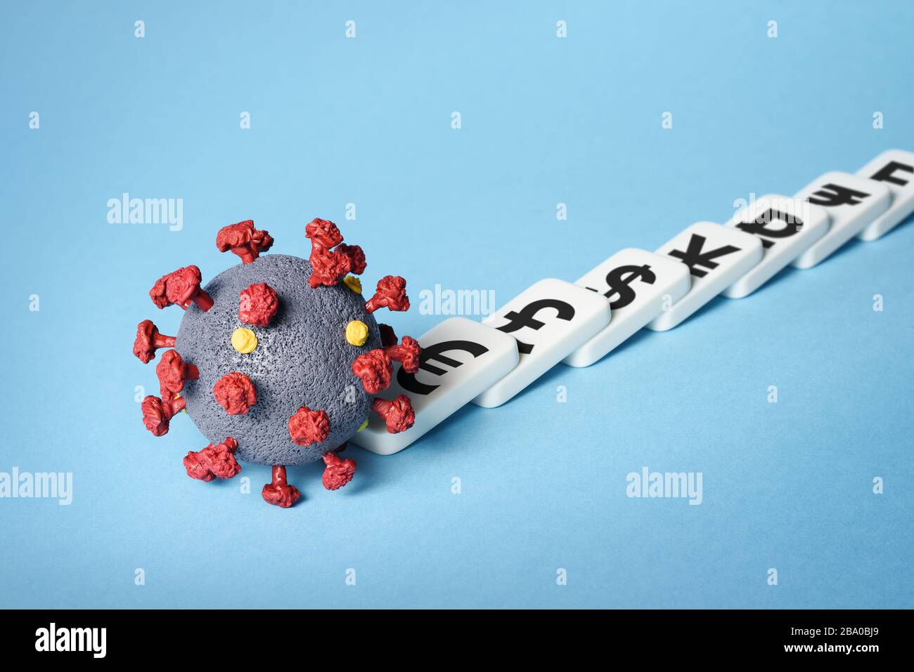 Zusammenbruch der Weltwirtschaft und Börsenkrash. Auswirkungen von Coronavirus COVID-19. Kettenreaktion - Dominoeffekt Stockfoto