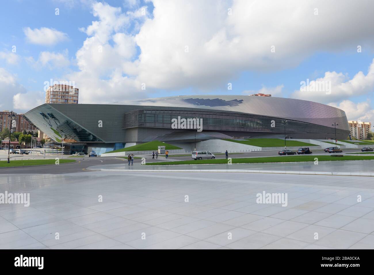 Baku Kongress- und Kongresszentrum in Baku, Aserbaidschan. Moderne und geschwungene Bauweise in einem Land des Kaukasus. Stockfoto
