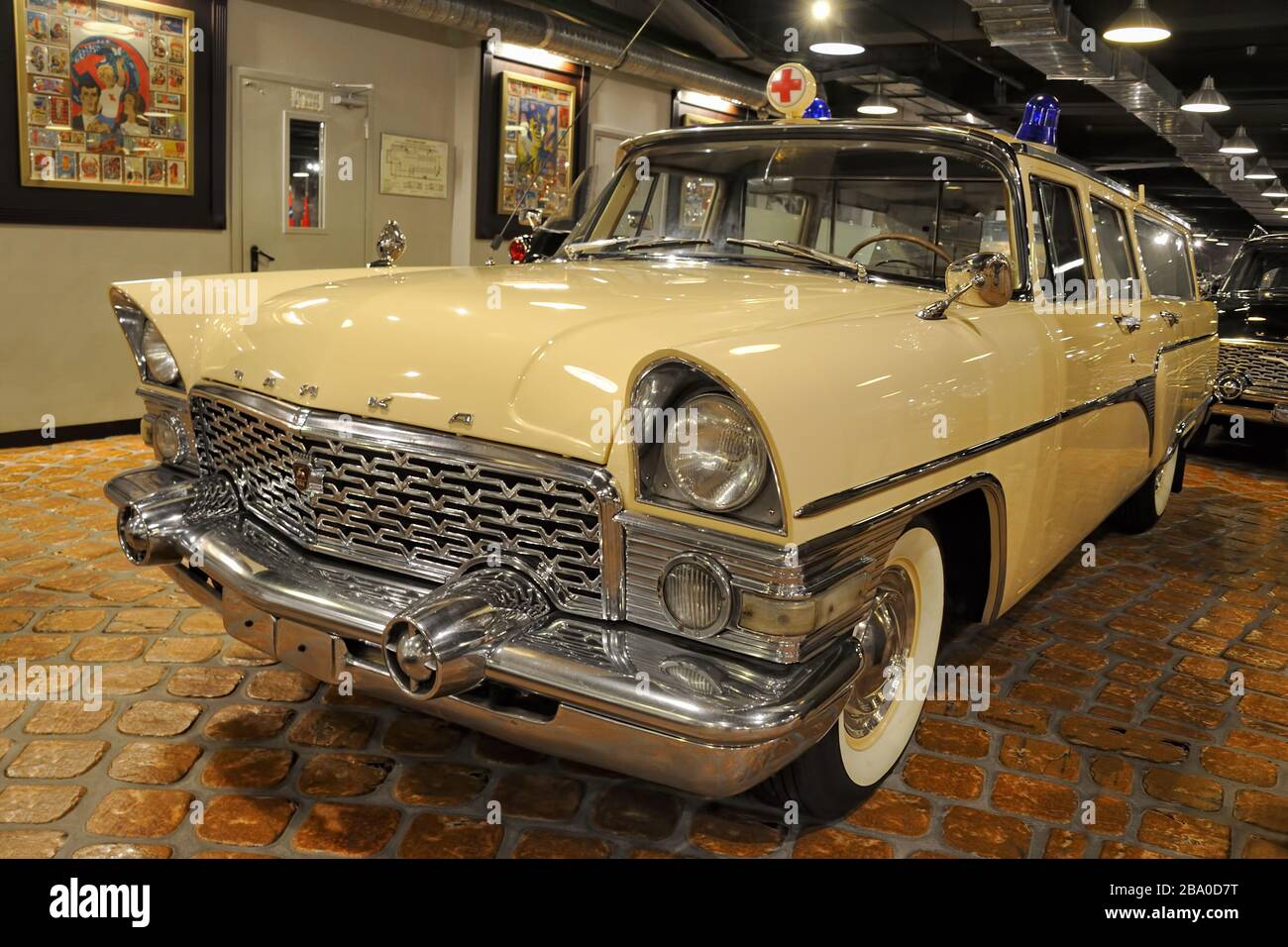 Ambulance GAZ 13S 'Chaika' (die Möwe) - Frontansicht Stockfoto