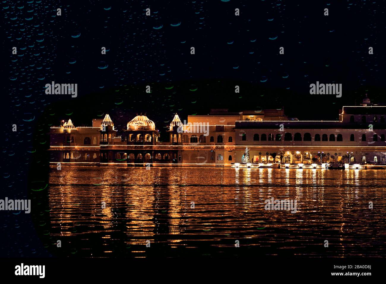 Jagmandir Island Palace udaipur (Rajasthan). Eines der besten Hotels in udaipur.Jag Mandir ist ein Palast, der auf einer Insel im Picholasee erbaut wurde. Stockfoto