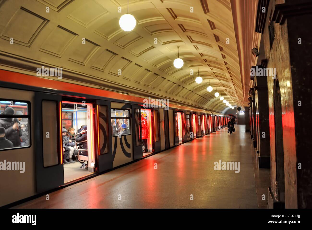 = blinkende rote Lichter des U-Bahn-Zugs vor der Abfahrt = moderner Moskauer Mero-Zug blinkende rote Lichter vor der Abfahrt von Krasnye Vorota (Rote Tore) Stockfoto