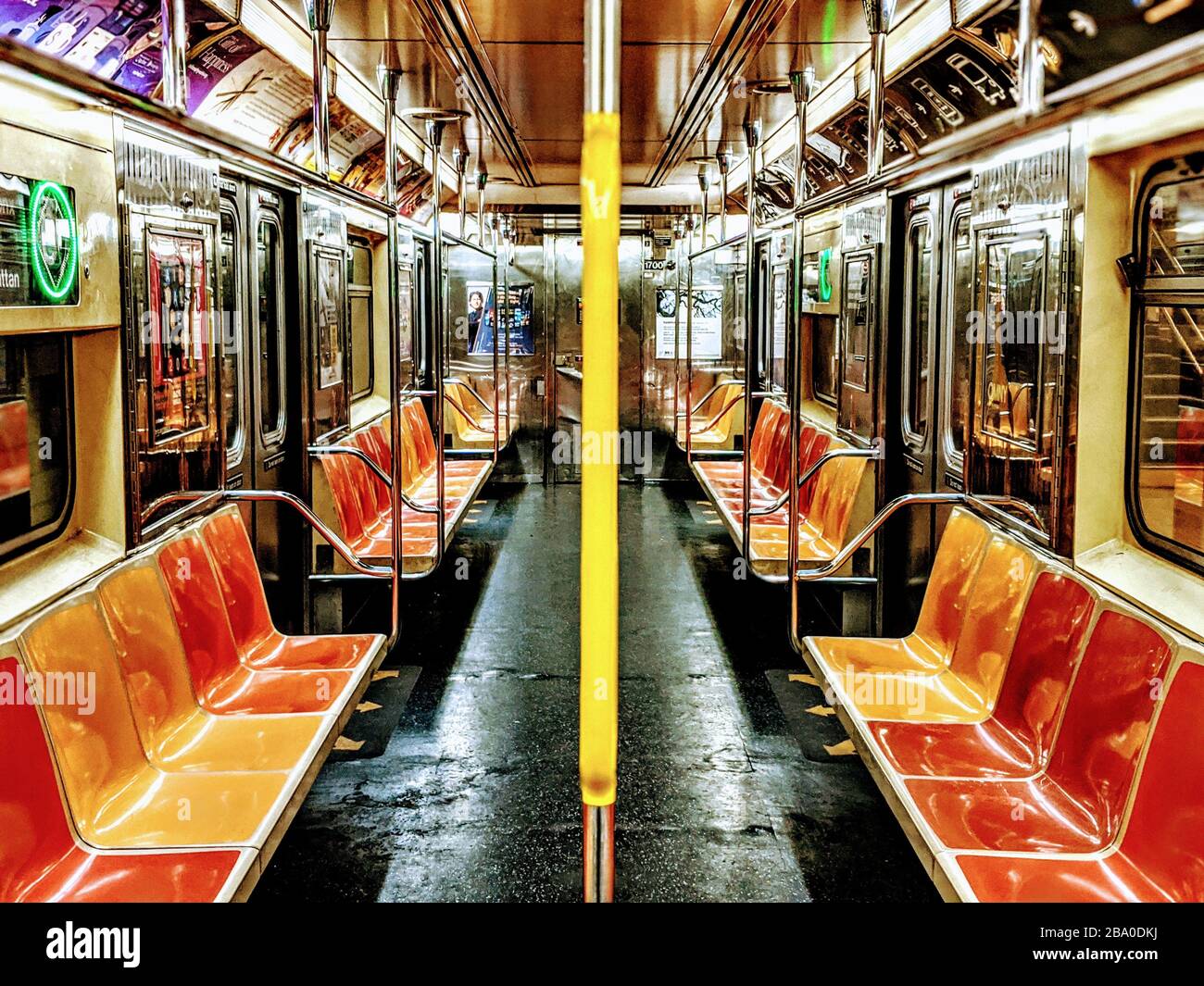 Leerer U-Bahn-Wagen in Manhattan, da sich die Menschen beim Ausbruch des Coronavirus in New York City selbst unter Quarantäne stellen. Stockfoto