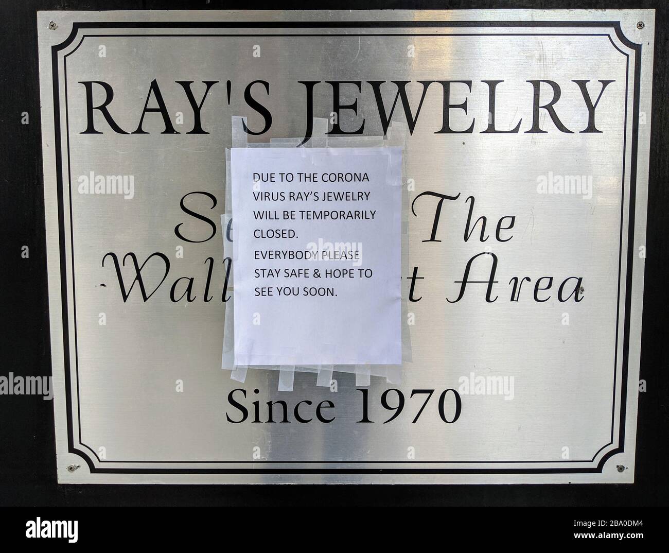 Melden Sie sich für das Geschäft in Lower Manhattan an, das während der Selbstquarantänezeit geschlossen werden muss, während New York City den Ausbruch des Coronavirus bekämpft. Stockfoto
