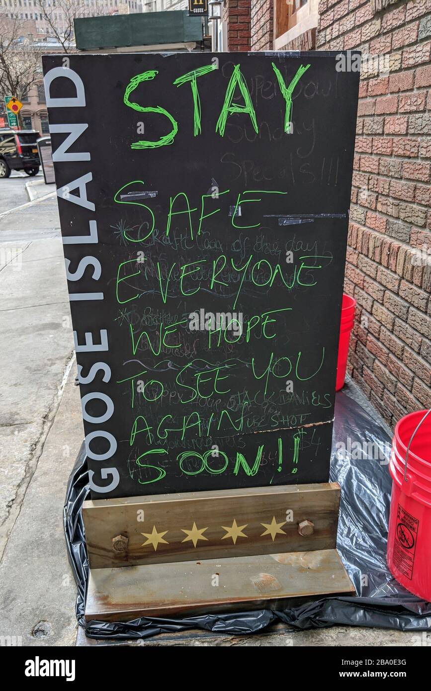 Melden Sie sich für das Geschäft in Lower Manhattan an, das während der Selbstquarantänezeit geschlossen werden muss, während New York City den Ausbruch des Coronavirus bekämpft. Stockfoto
