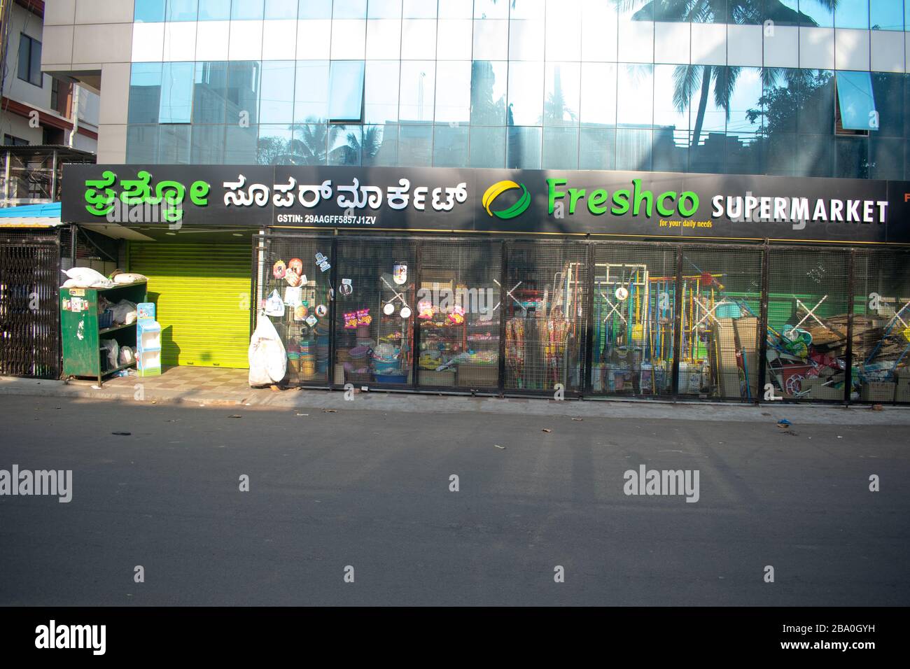 Ein geschlossener Supermarkt während der Schließung in bengaluru indien Stockfoto
