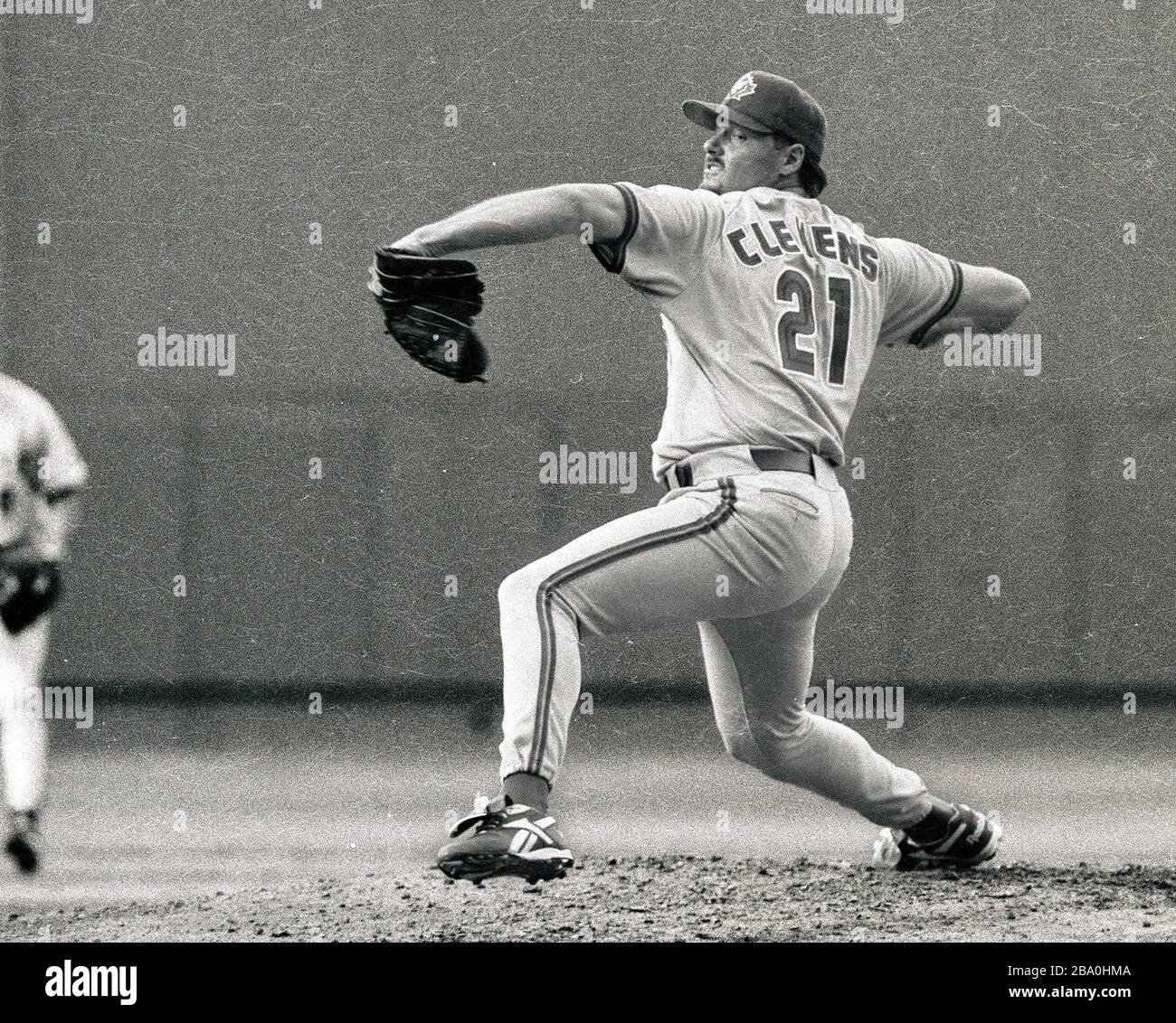 Toronto Blue Jays Pitcher Roger Clemens Pitching gegen die Boston Red Sox im Fenway Park in Boston Ma USA 1997 Foto von Bill belknap Stockfoto
