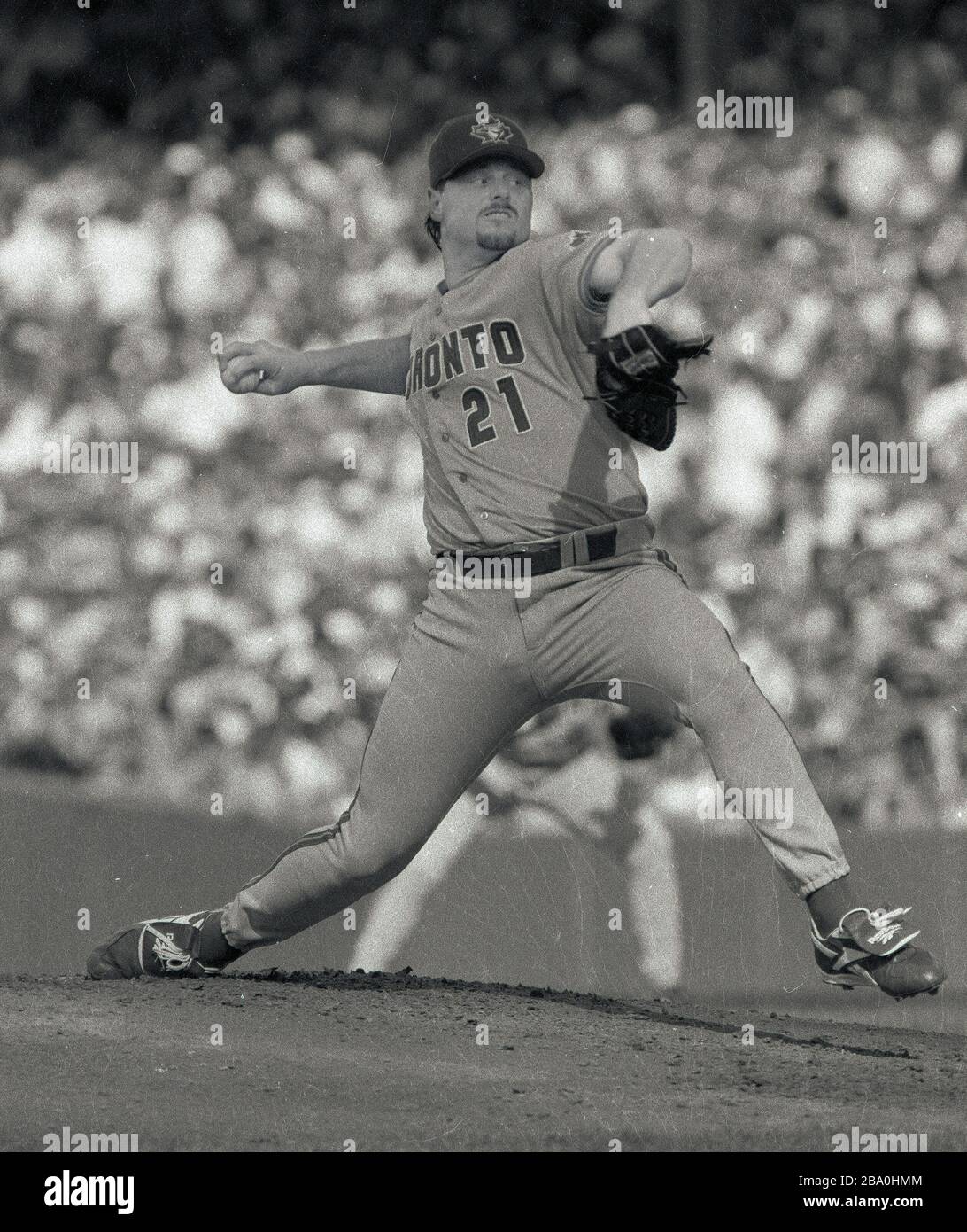 Toronto Blue Jays Pitcher Roger Clemens wirft seinen schnellen Ball gegen die Boston Red Sox im Fenway Park in Boston Ma USA 1997 Foto von Bill belknap Stockfoto
