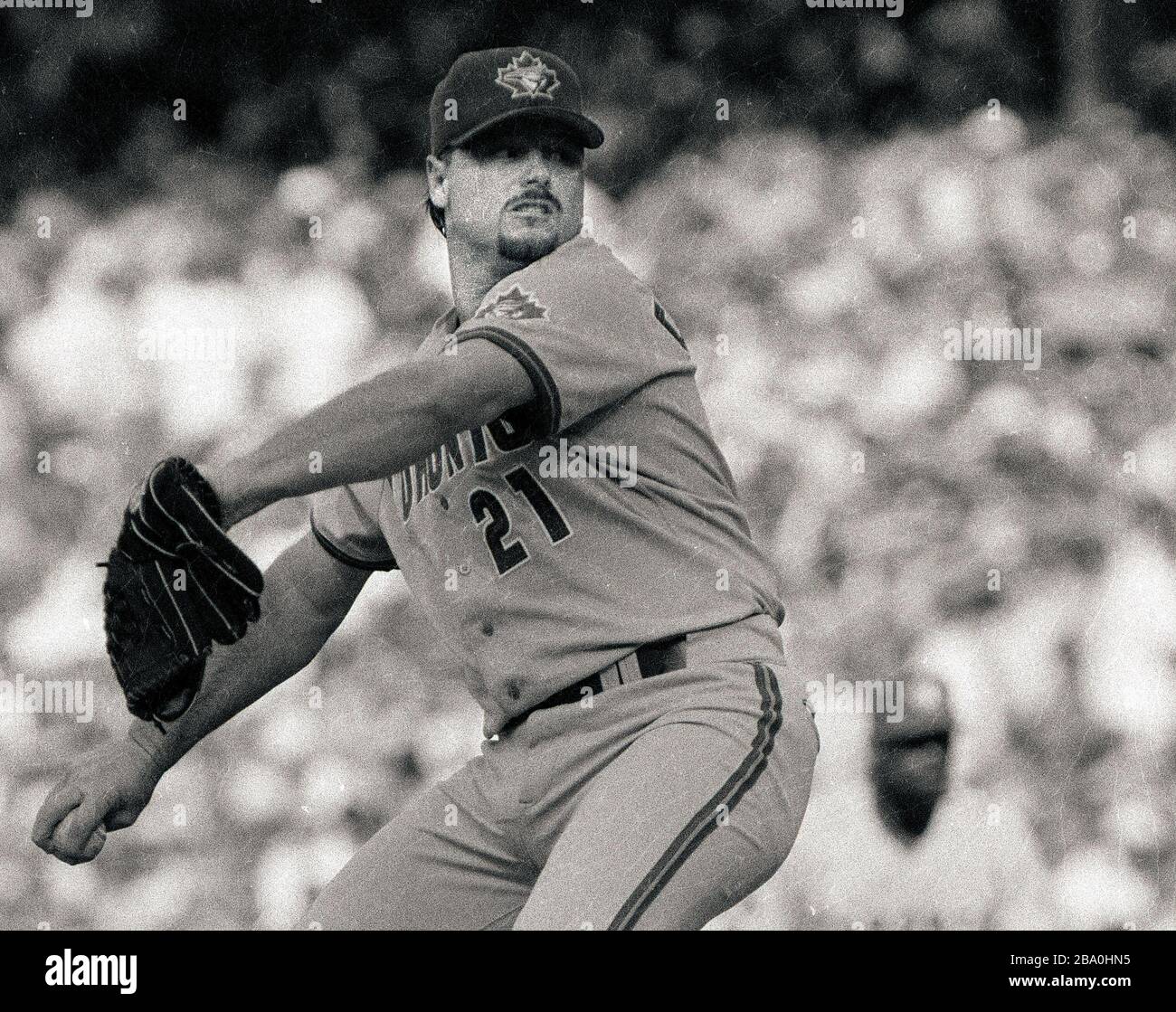 Toronto Blue Jays Pitcher Roger Clemens wirft seinen schnellen Ball gegen die Boston Red Sox im Fenway Park in Boston Ma USA 1997 Foto von Bill belknap Stockfoto