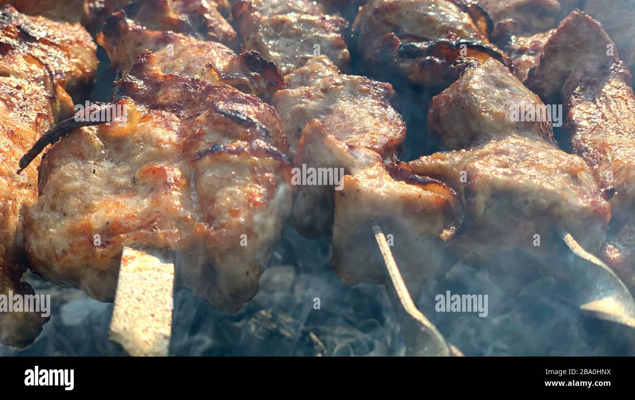 Shish Kebab braten auf dem Grill. BBQ party. Stockfoto