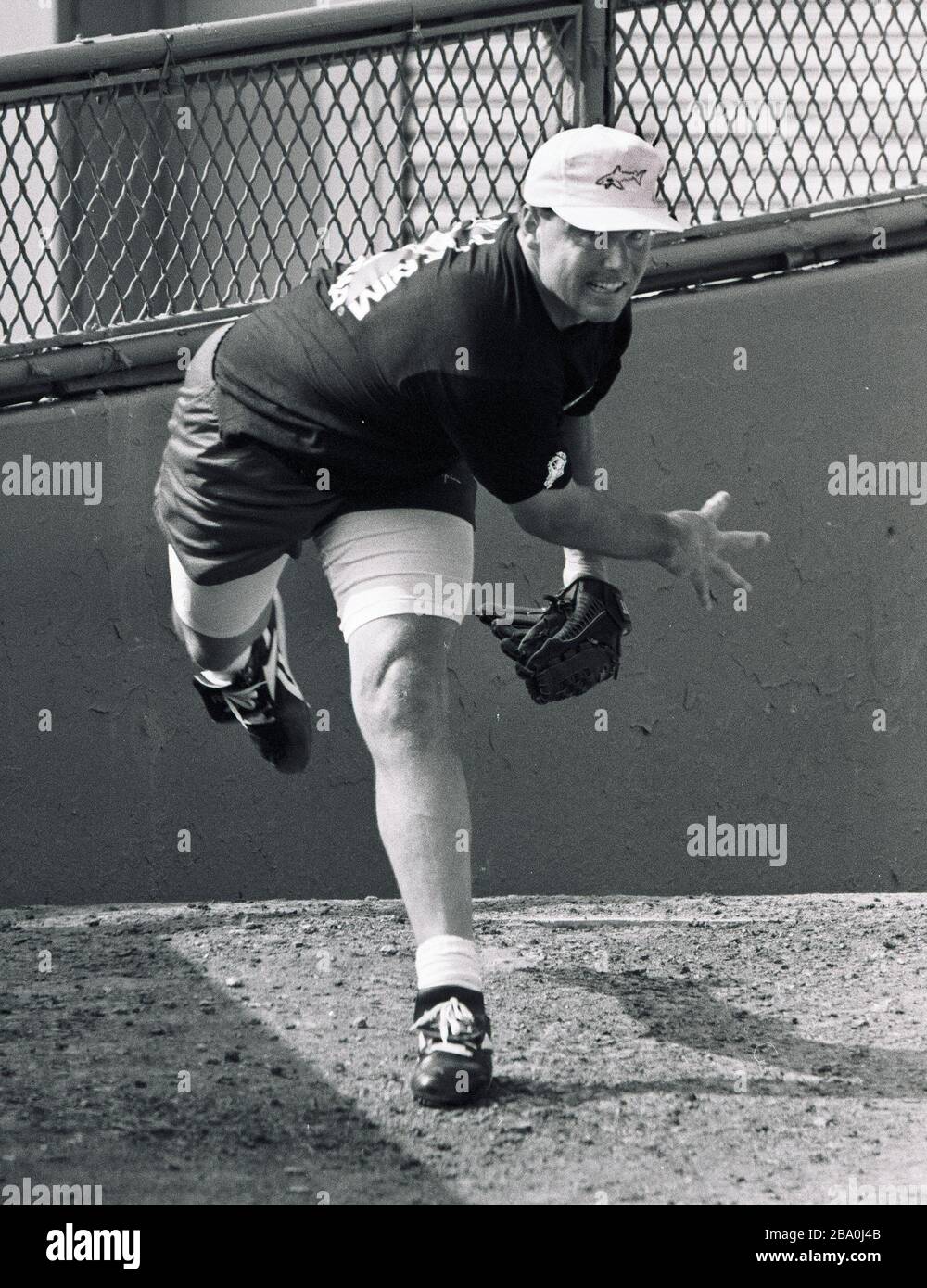 Red Sox Pitcher Roger Clemens pracert seine Pitching-Fähigkeiten in den Red Sox Bullen während eines Tages im Fenway Park in Boston Ma USA exculsives Foto von Bill Bellknap 1990er Stockfoto