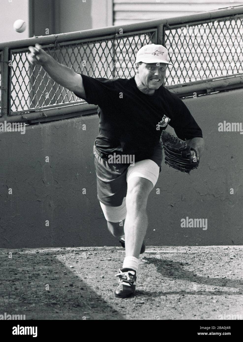 Red Sox Pitcher Roger Clemens pracert seine Pitching-Fähigkeiten in den Red Sox Bullen während eines Tages im Fenway Park in Boston Ma USA exculsives Foto von Bill Bellknap 1990er Stockfoto