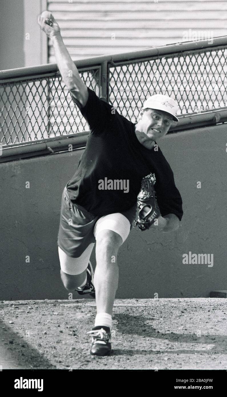 Red Sox Pitcher Roger Clemens pracert seine Pitching-Fähigkeiten in den Red Sox Bullen während eines Tages im Fenway Park in Boston Ma USA exculsives Foto von Bill Bellknap 1990er Stockfoto