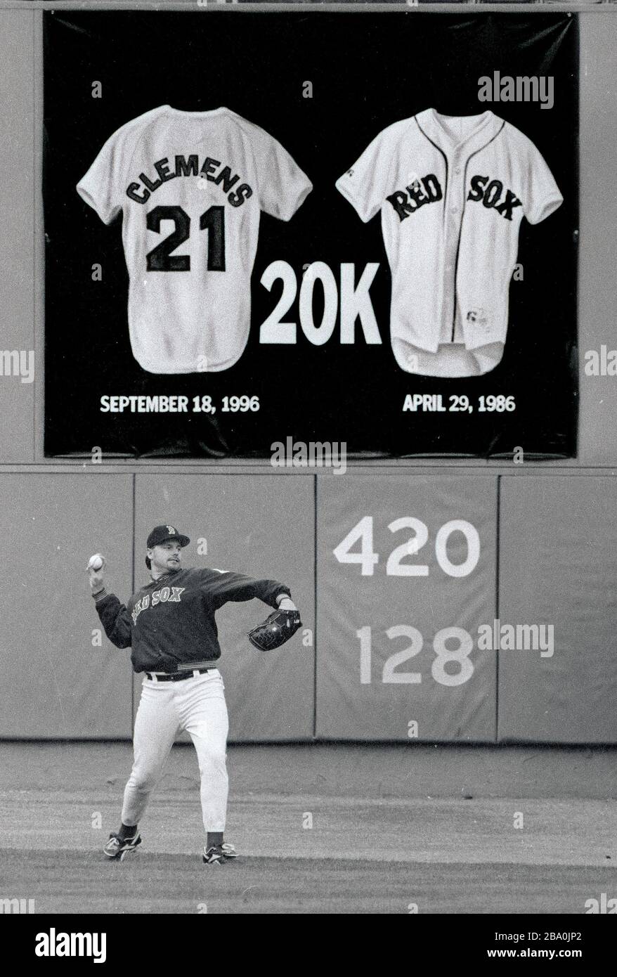 Boston Red Sox Pitcher Roger Clemens warf den Ball im rechten Feld vor einem Spiel gegen die New York Yankees im Fenway Park in Boston Ma USA September 27, 1996 Foto von Bill belknap Stockfoto