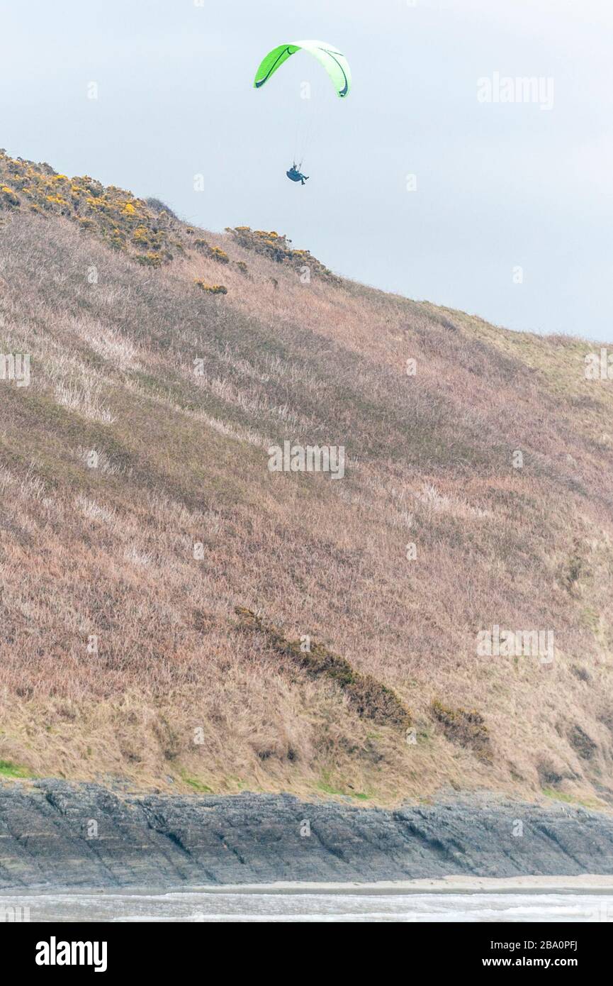 Inchydoney Beach, West Cork, Irland. März 2020. Ein Gleitschirmflieger fliegt am Inchydoney Beach und beachtet dabei die Richtlinien für soziale Distanzierungen. Kredit: Andy Gibson/Alamy Live News Stockfoto