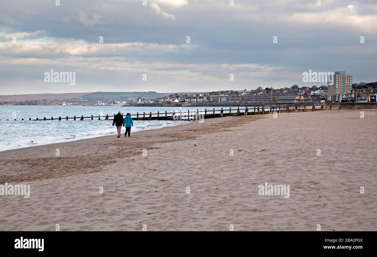 Portobello, Edinburgh, Schottland, Großbritannien. März 2020. Extrem ruhiger Nachmittag in Portobello am Strand ein paar Kinder spielen und Pedesianer gehen den Hund. Temperatur von 13 Grad Celsius. Stockfoto