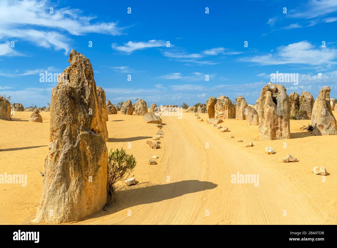 Schmutzige Straße durch Pinnacles, Nambung National Park, Cervantes, Western Australia, Australien Stockfoto