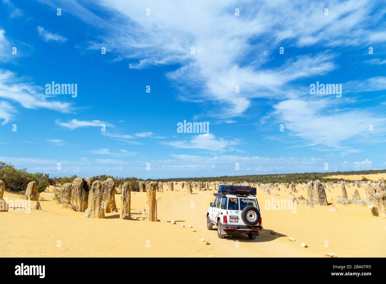 Auto mit Allradantrieb auf einer schmutzigen Straße durch Pinnacles, Nambung National Park, Cervantes, Western Australia, Australien Stockfoto