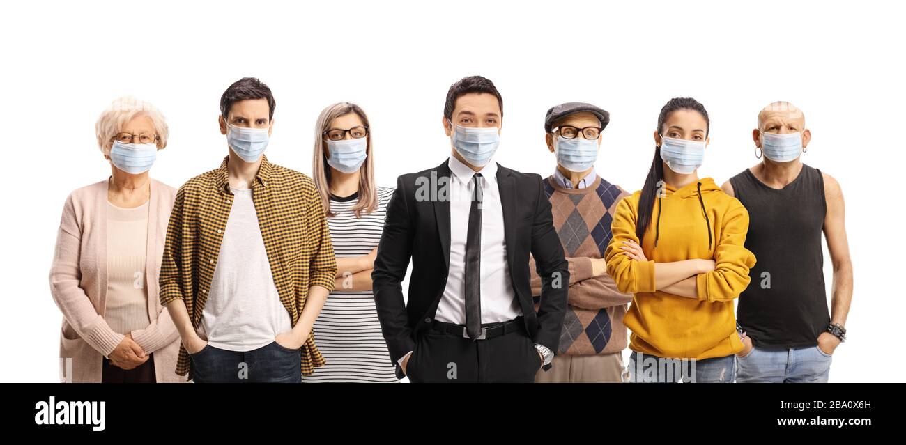 Gruppe junger und älterer Menschen, die schützende medizinische Gesichtsmasken tragen, isoliert auf weißem Hintergrund Stockfoto