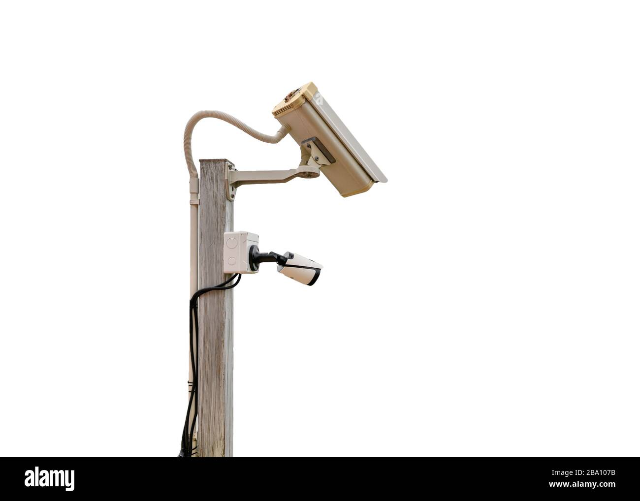 CCTV-Kameras Sicherheitsüberwachung zwei Systemeinstellungen auf Holzpfosten, isoliert im Hintergrund Stockfoto