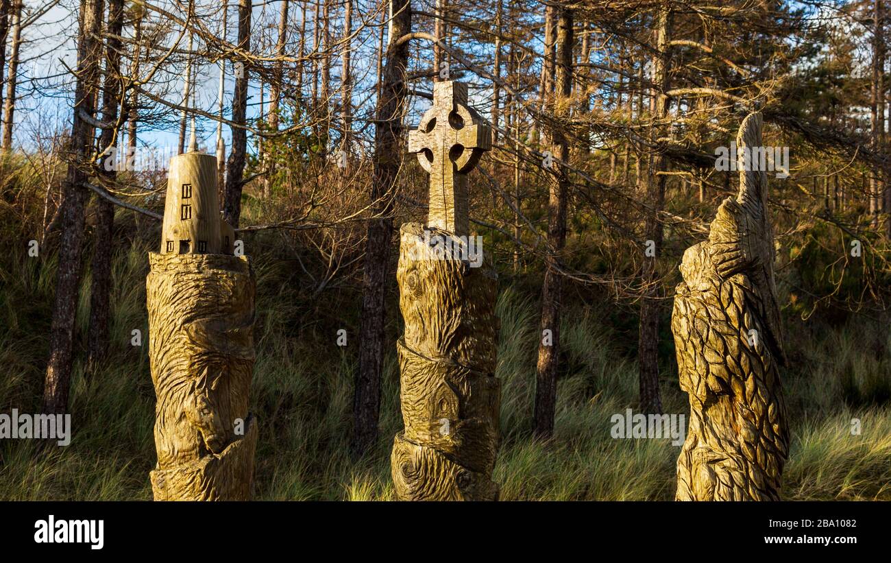 Llanddwyn Island Holzschnitzereien auf dem Forestry Commision Newborough Beach Parkplatz, Anglesey Stockfoto