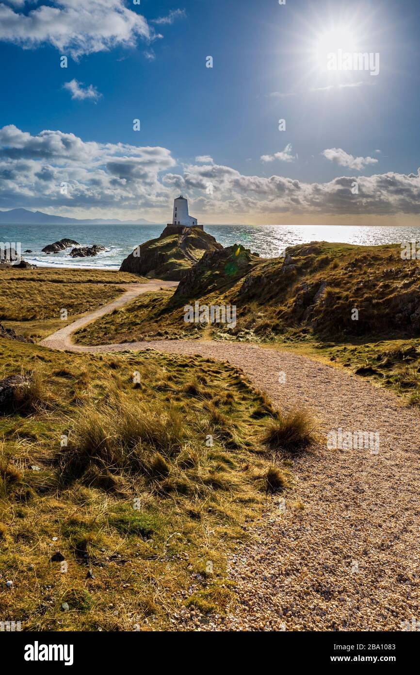 TWR Mawr Leuchtturm auf der Insel Llanddwyn, mit Snowdonia Bergen im Hintergrund, Anglesey Stockfoto