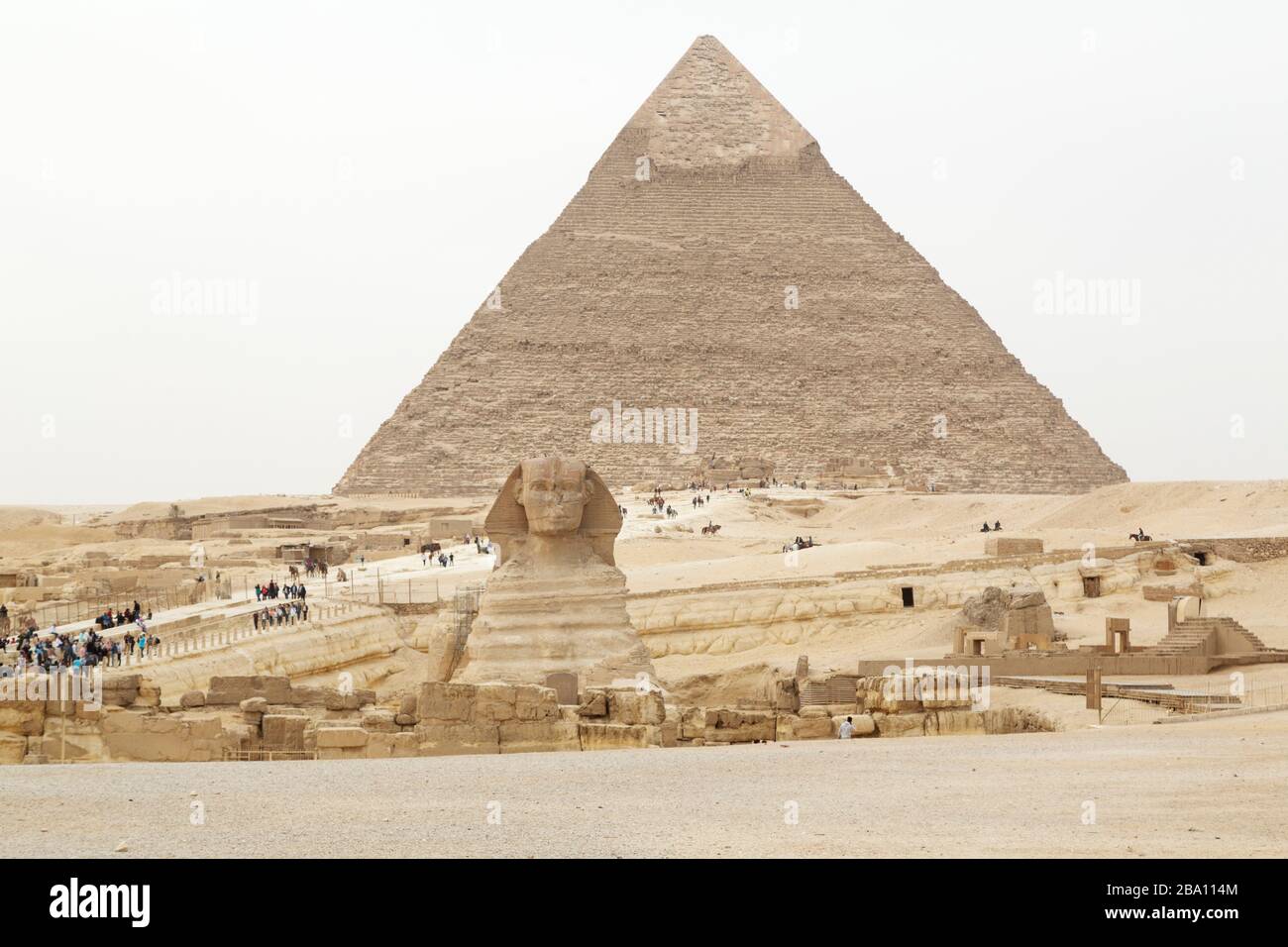 Die große Sphinx von Gizeh auf dem Giza-Plateau in Kairo, Ägypten. Die Sphinx steht vor der großen Pyramide von Khufu, Stockfoto