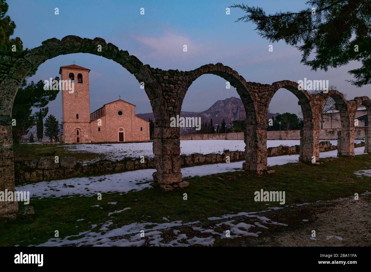 Die Abtei und die Überreste des alten Kreuzgangs von San Vinczo al Volturno. Molise Stockfoto