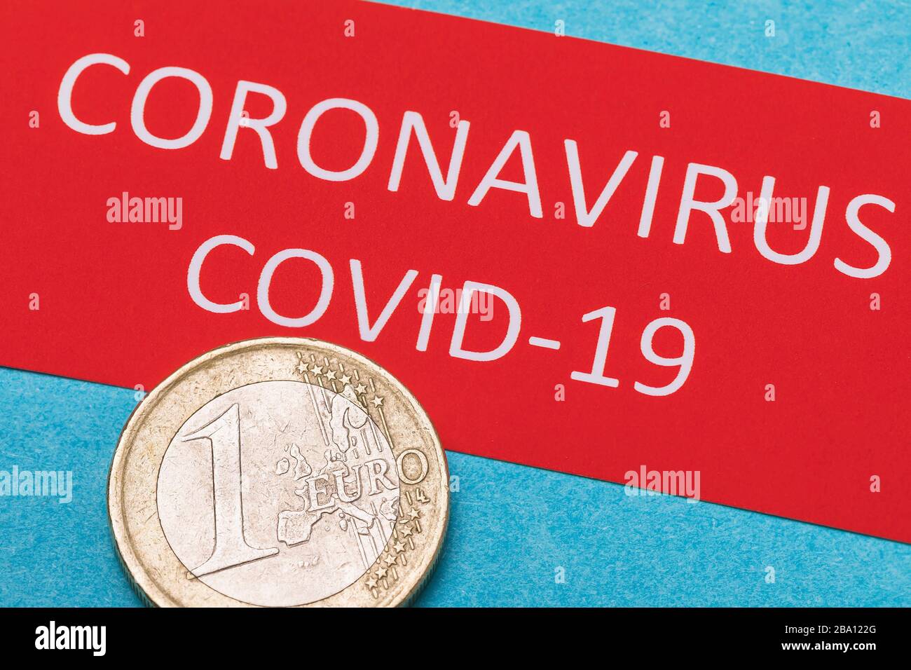 Tag mit Text und einem Euro. Das Konzept der Wirkung von Coronavirus auf die Währung in der Europäischen Union Stockfoto
