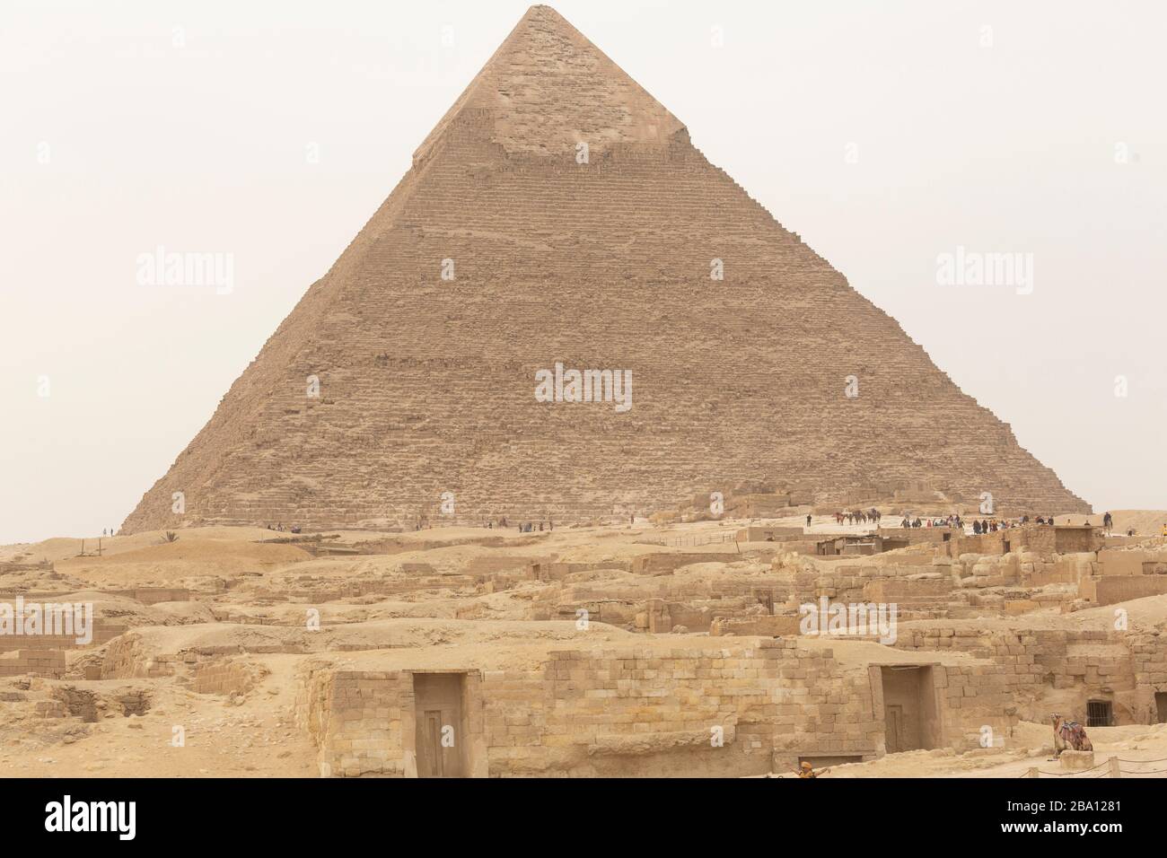 Die große Pyramide von Khufu auf dem Giza-Plateau in Kairo, Ägypten. Die Struktur wird auch als Cheops-Pyramide bezeichnet. Stockfoto
