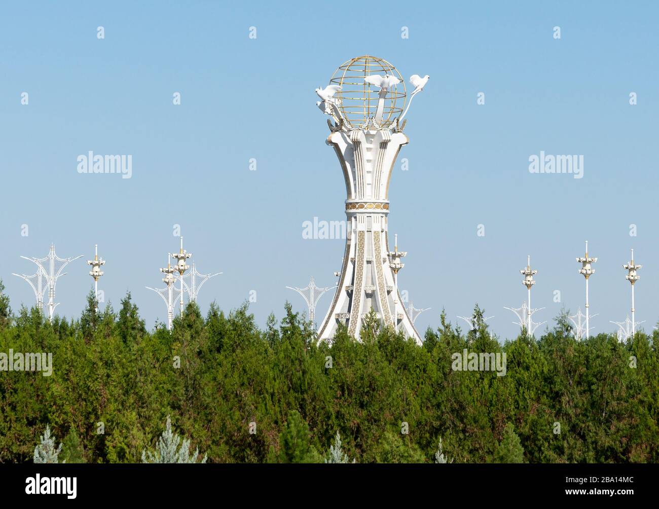 Abadançylyk-Denkmal (Wohlergehen) in Ashgabat, Turkmenistan, um das Engagement des Landes für eine Friedenspolitik zu feiern. Stockfoto