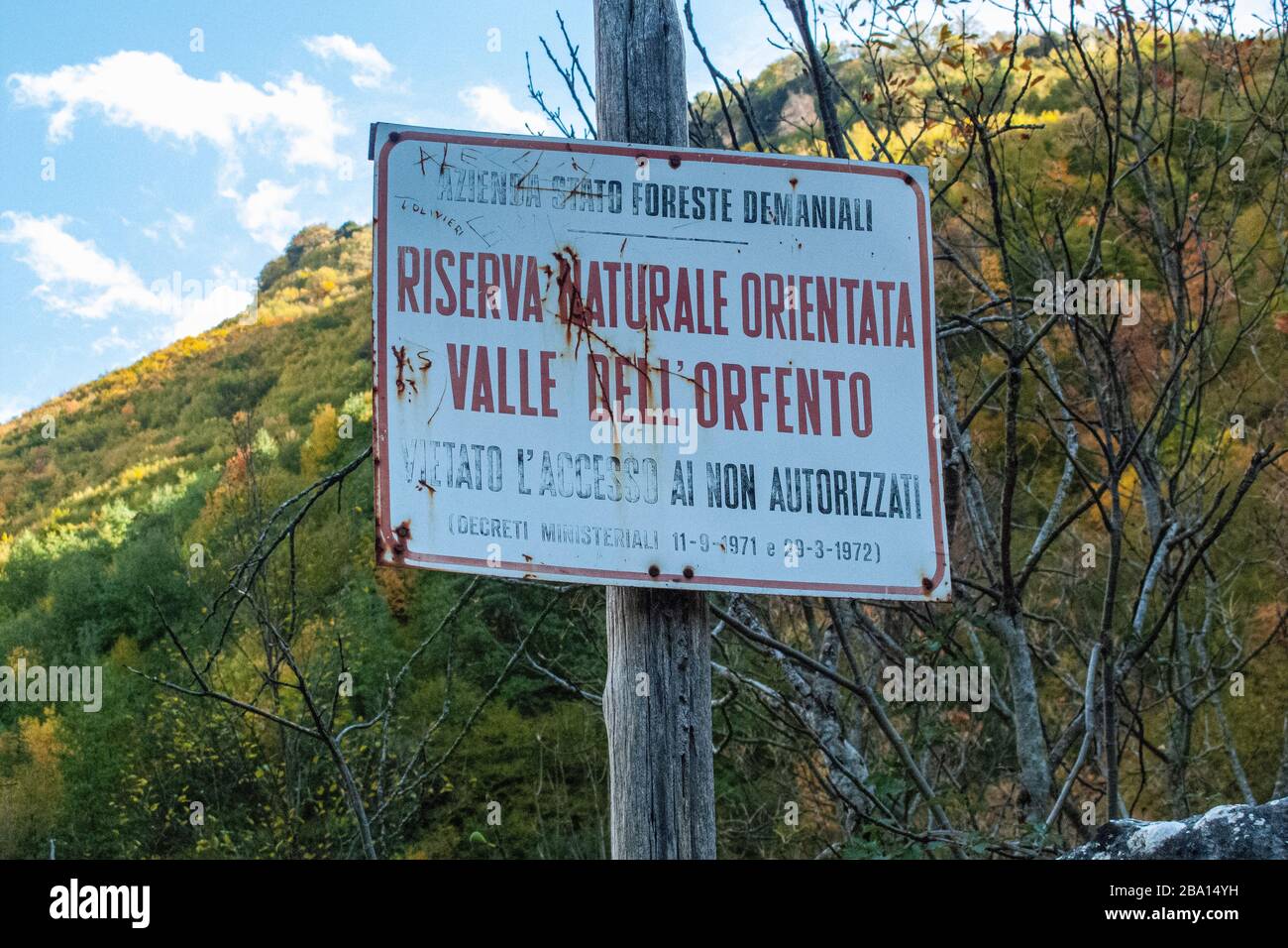 Hinweisschild am Riserva Naturale Valle dell'Orfento Stockfoto